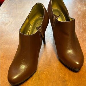 Worthington Brown Heeled Boots Minimalist Design